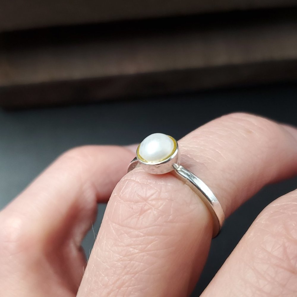 Size 5.75 Sterling Silver Genuine Simple White Pearl Band Ring - Picture 2 of 6